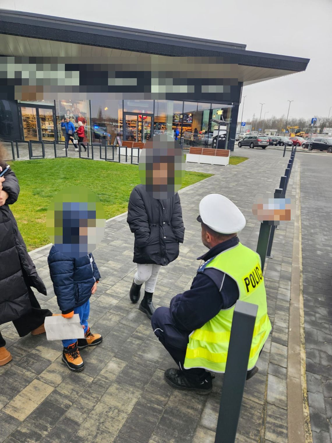 Obudziła się, a jej dzieci nie było w domu. 8-latka poszła z 3-letnim bratem do galerii handlowej Obudziła się, a jej dzieci nie było w domu. 8-latka poszła z 3-letnim bratem do galerii handlowej