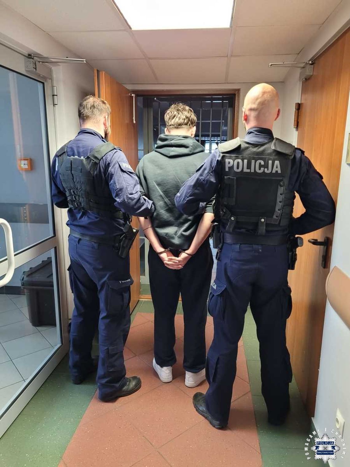 Obudziły go hałasy, potem zobaczył gościa, który pcha jego motocykl. Złodzieje uciekli i myśleli już, że policja o nich zapomniała