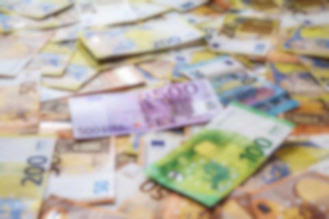 Obwieszony złotem mężczyzna chciał wymienić euro na złotówki. Senior zgodził się i został oszukany