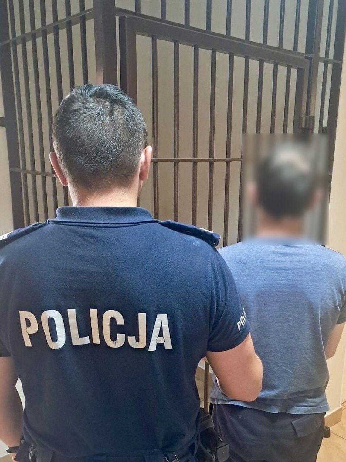 Ochroniarz w sklepie złapał 16-latkę na kradzieży, chwilę później sam był w kajdankach Ochroniarz w sklepie złapał 16-latkę na kradzieży, chwilę później sam był w kajdankach