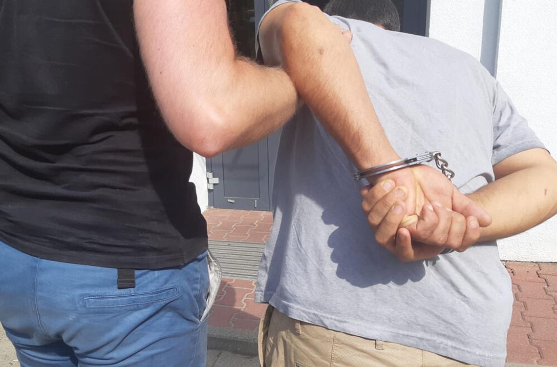 Ochroniarz z drogerii chciał zatrzymać złodziejkę - jej chłopak zaatakował go deskorolką Ochroniarz z drogerii chciał zatrzymać złodziejkę - jej chłopak zaatakował go deskorolką