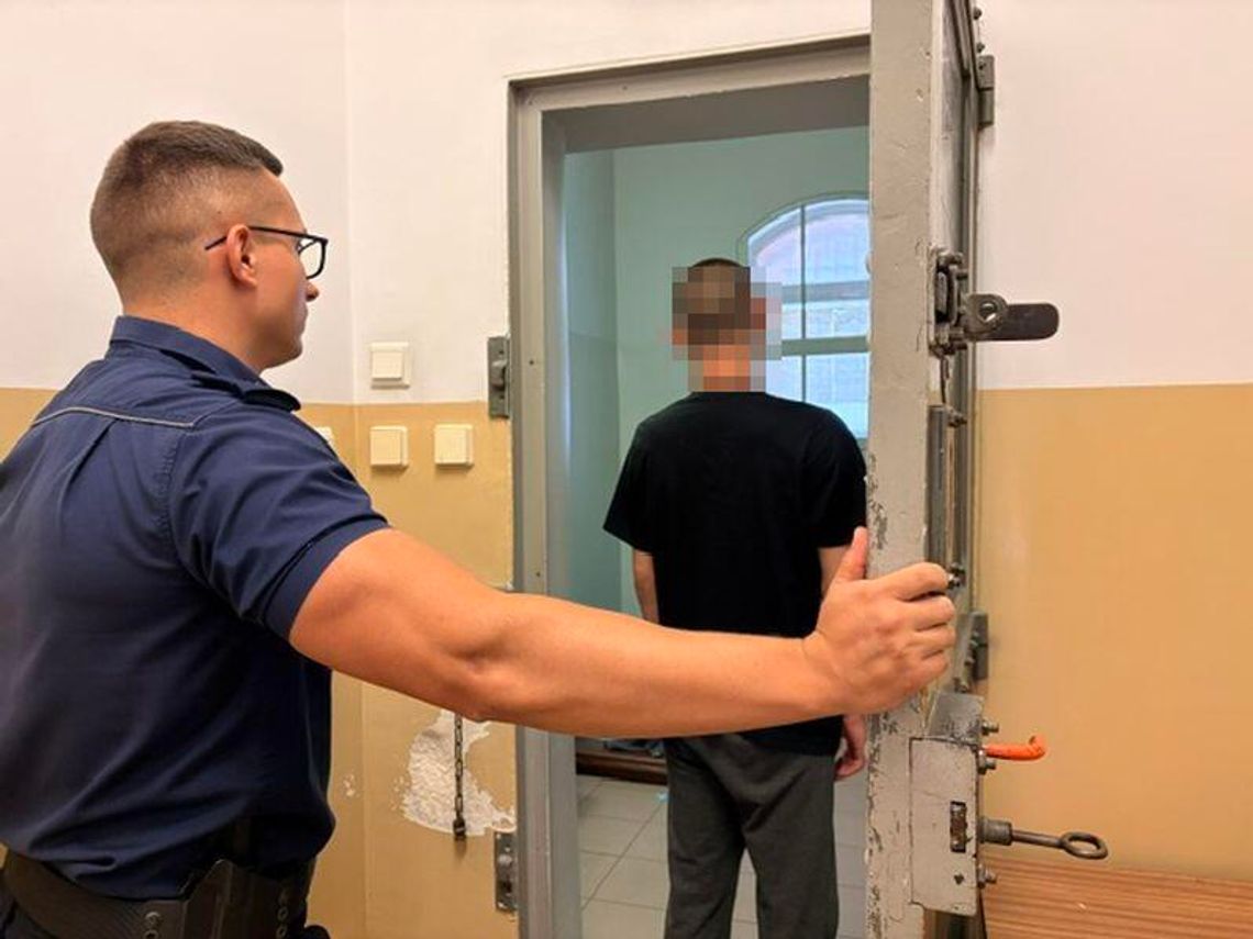 Ochroniarz złapał go na kradzieży alkoholu, więc uderzył go flaszką w głowę. Potem groził policjantom