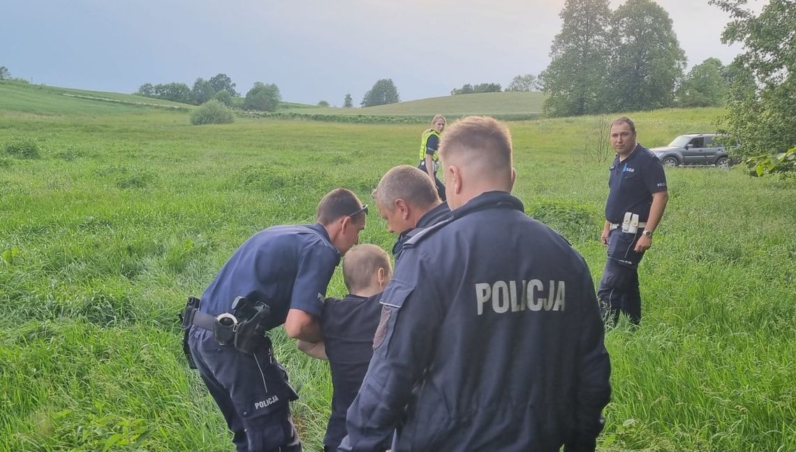 Ocknął się na odludziu w zakrwawionym ubraniu. Mężczyzna zadzwonił na alarmowy. Nie umiał ustać na nogach
