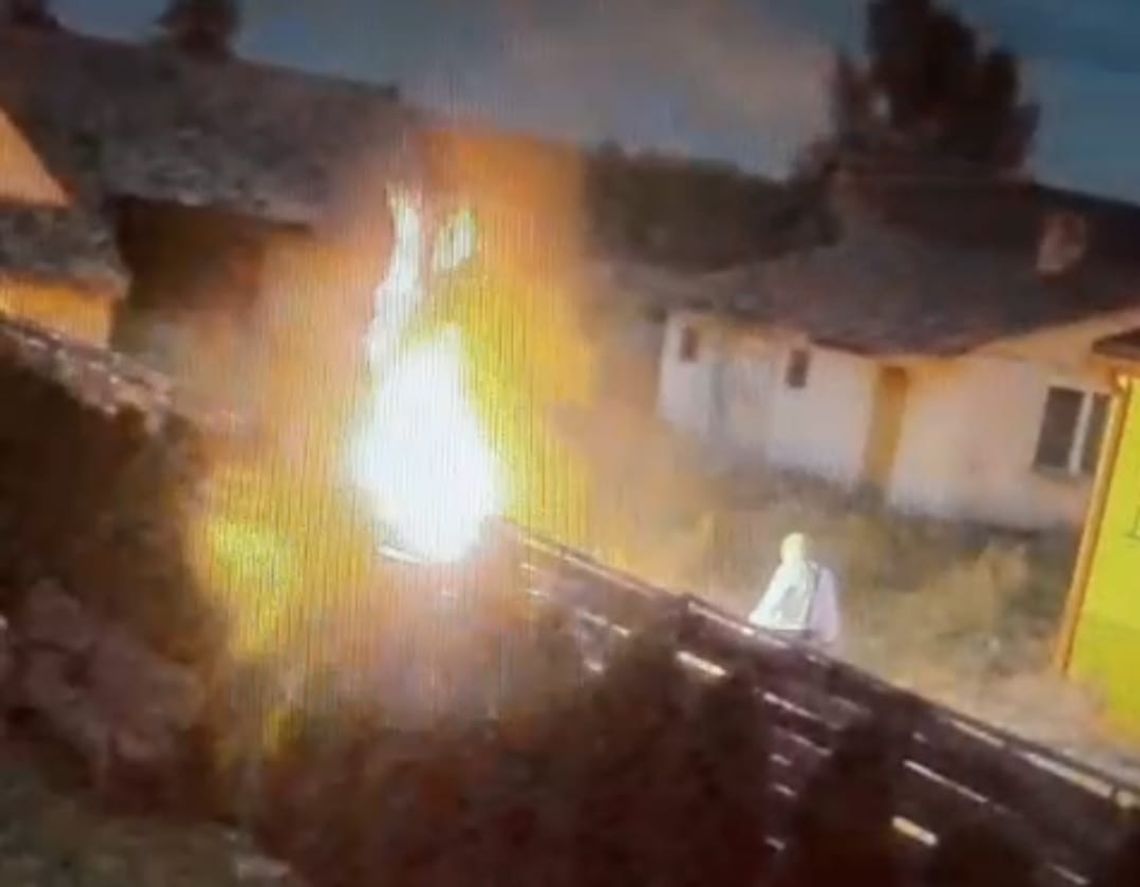 Od dawna groził rodzinie, że spali dom i ich zabije. W końcu przyszedł z benzyną i podłożył ogień