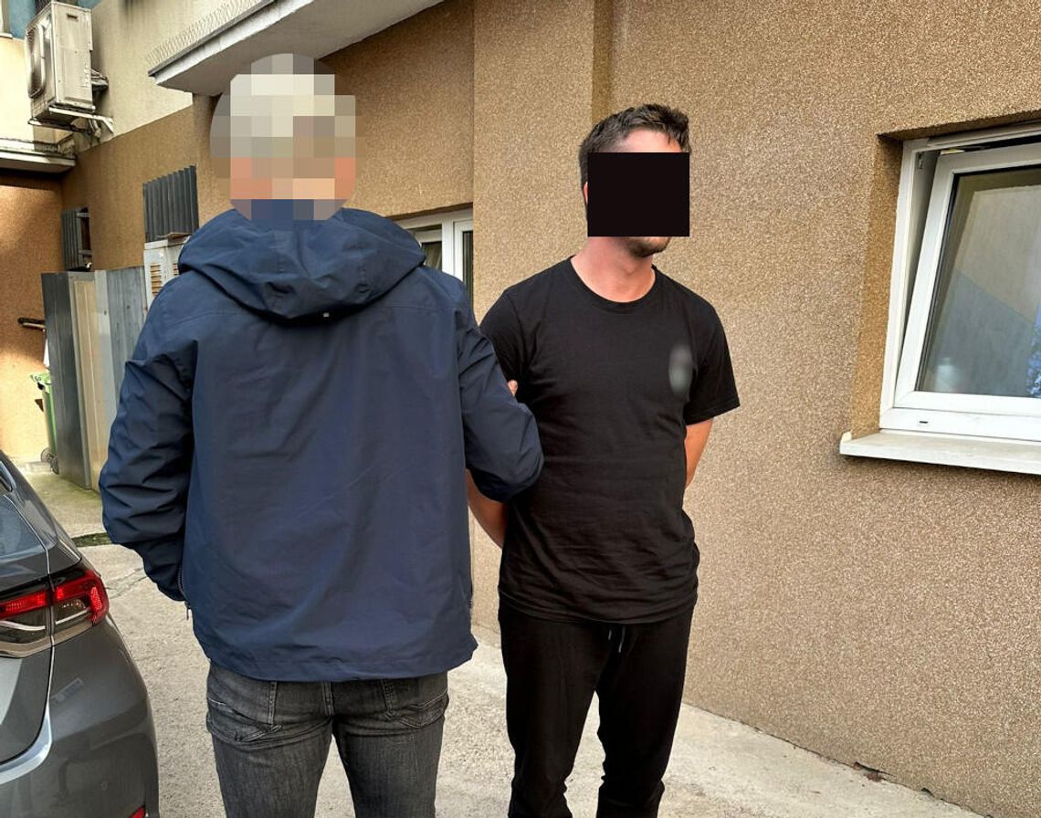 Od dłuższego czasu rozpracowywali dilera. Po wejściu do mieszkania znaleźli narkotyki i broń