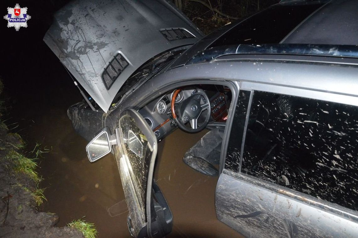 Oddał mercedesa do mechanika. Kilka dni później utopili mu auto w rozlewisku