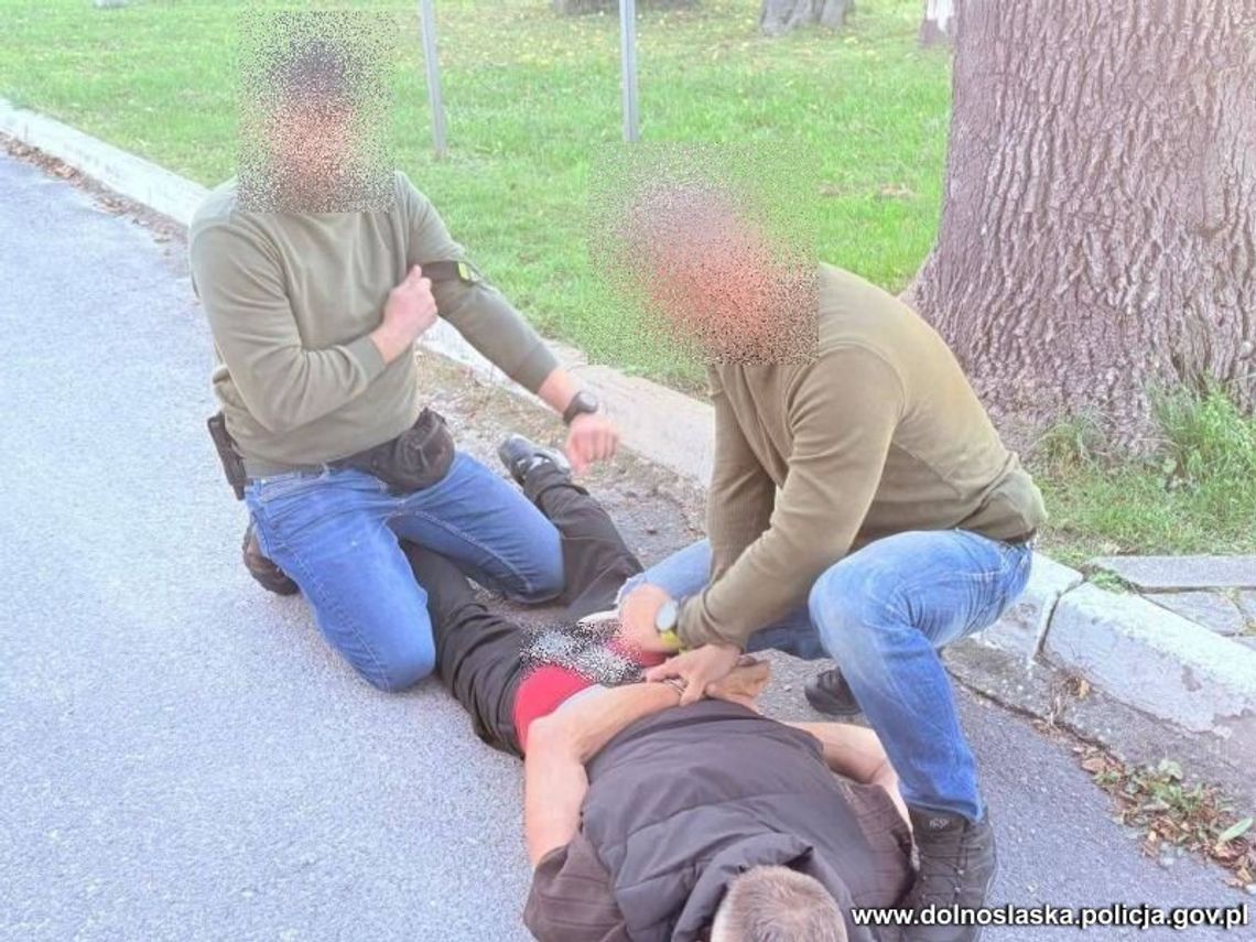 Odebrał pieniądze od oszukanej kobiety, a chwilę później zaliczył bliski kontakt z glebą. Mężczyzna wpadł w policyjną zasadzkę Odebrał pieniądze od oszukanej kobiety, a chwilę później zaliczył bliski kontakt z glebą. Mężczyzna wpadł w policyjną zasadzkę