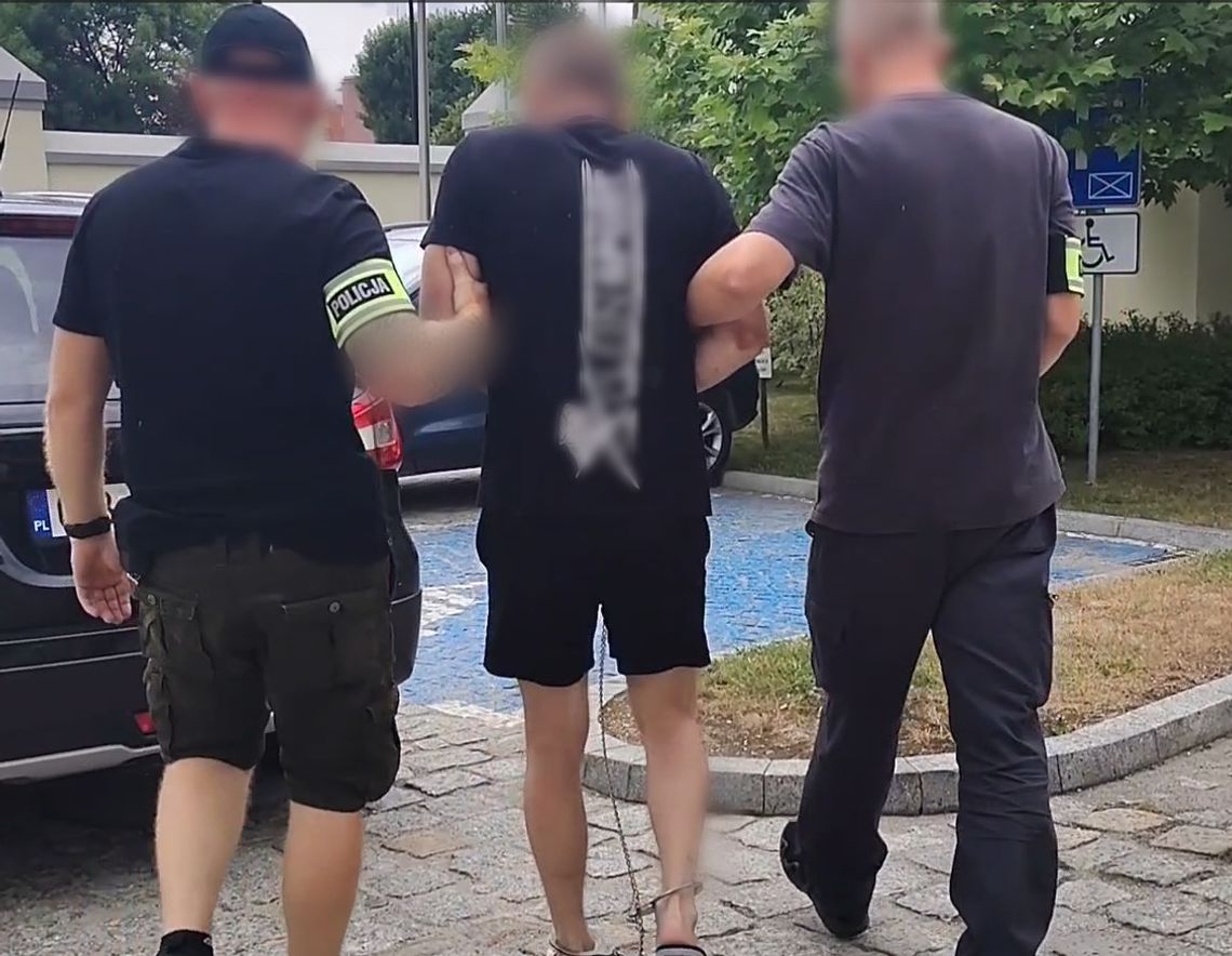 Odkręcił butlę z gazem i groził podpaleniem. Dramatyczna interwencja mundurowych w bloku