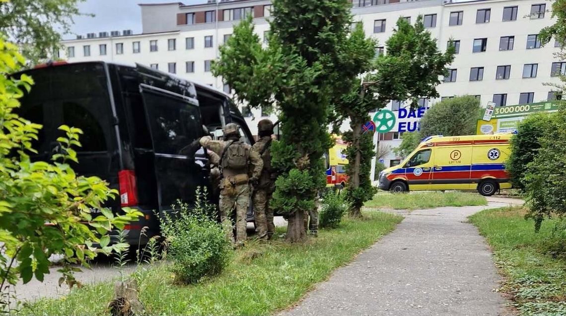 Odkręcił gaz i groził matce śmiercią. Agresor zaatakował kontrterrorystów siekierą i nożem