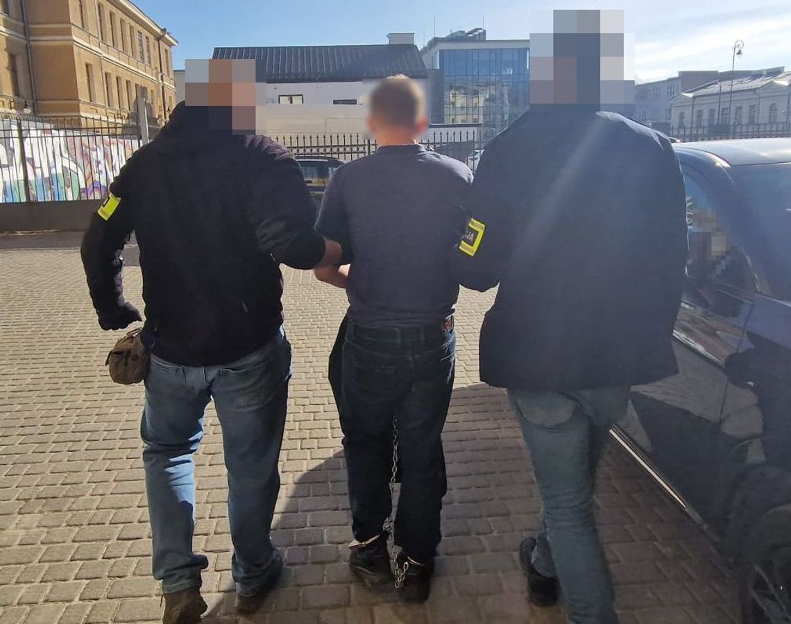 Odkręcił gaz i groził wysadzeniem bloku. Mężczyzna zaatakował też rodziców, a w policjantów rzucał nożami