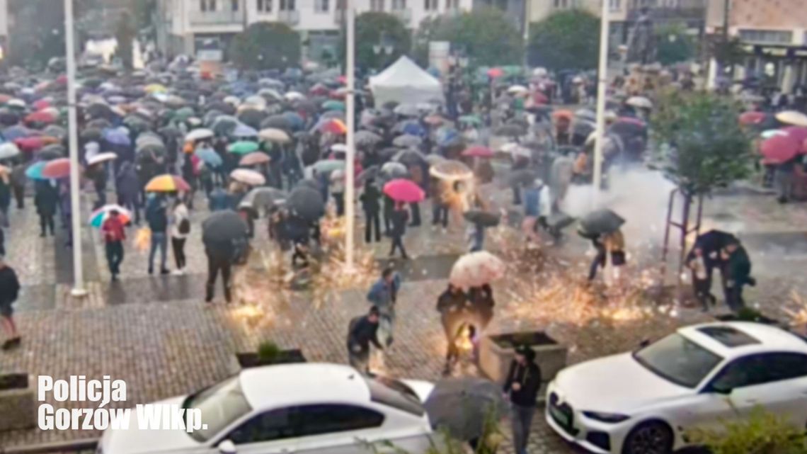 Odpalił fajerwerki w tłumie na imprezie. Teraz grozi mu więzienie za narażenie ludzi Odpalił fajerwerki w tłumie na imprezie. Teraz grozi mu więzienie za narażenie ludzi