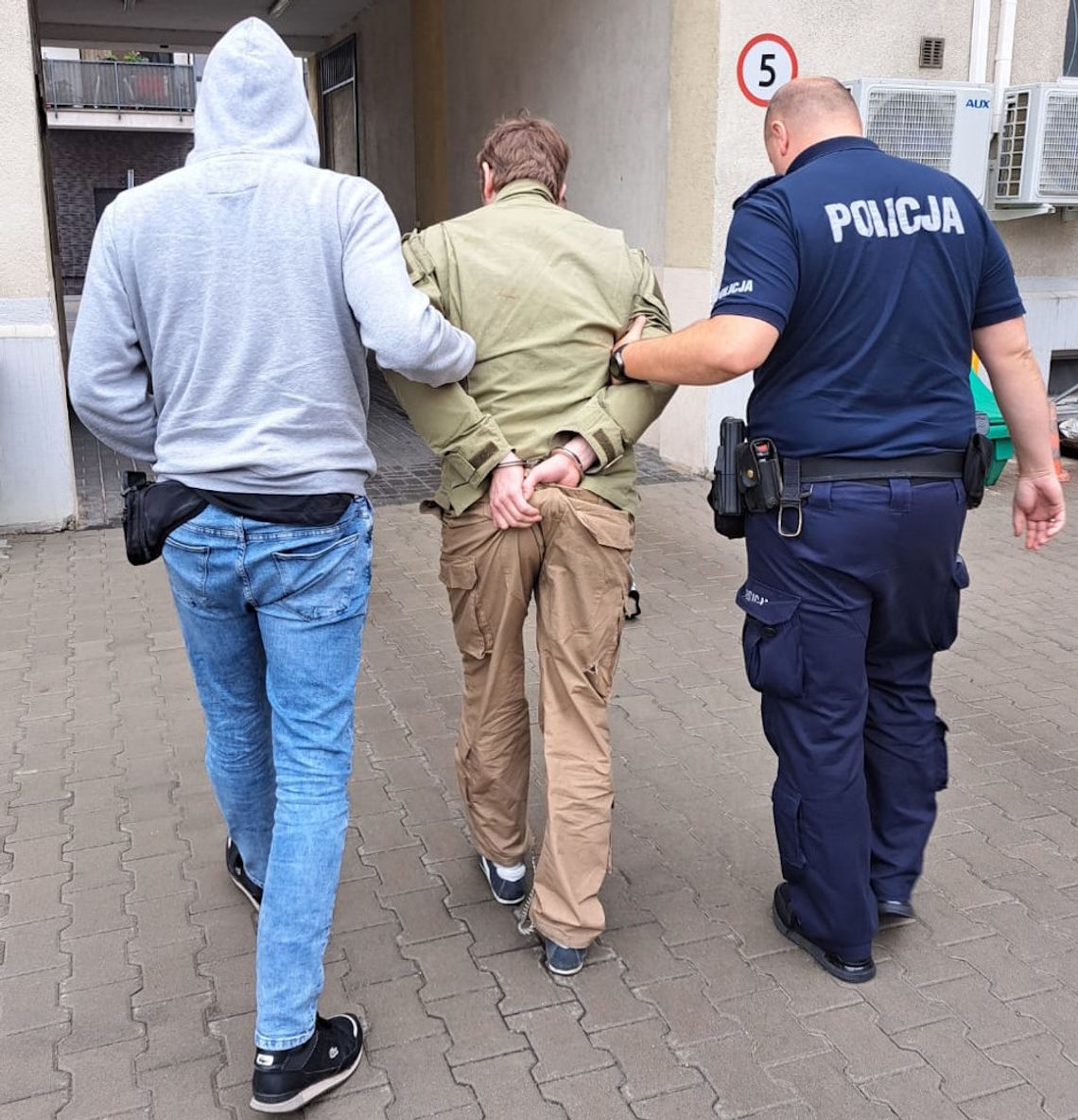 Odpalił granat na klatce schodowej, po przyjeździe policjantów zabarykadował drzwi i próbował uciec przez balkon