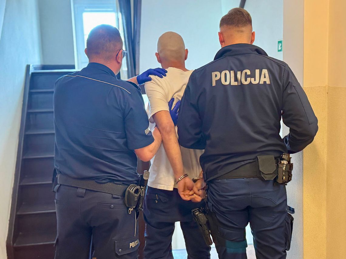 Odurzony amfetaminą 32-latek "opiekował się" niemowlęciem: biegał po mieszkaniu i bredził bez sensu