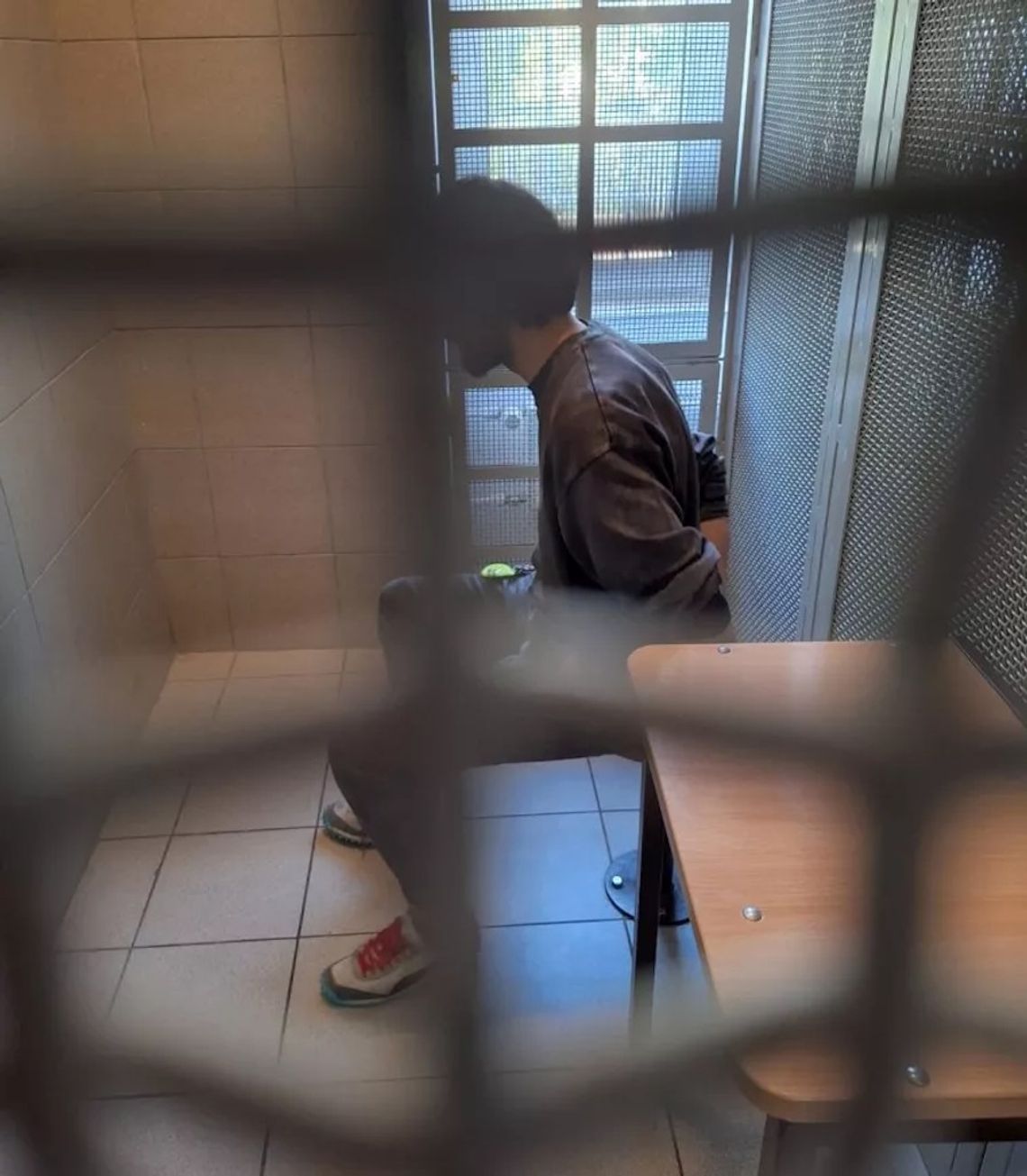 Odurzony obcokrajowiec zrobił burdę w Warszawie: napady agresji przeplatał śmiechem i krzykami