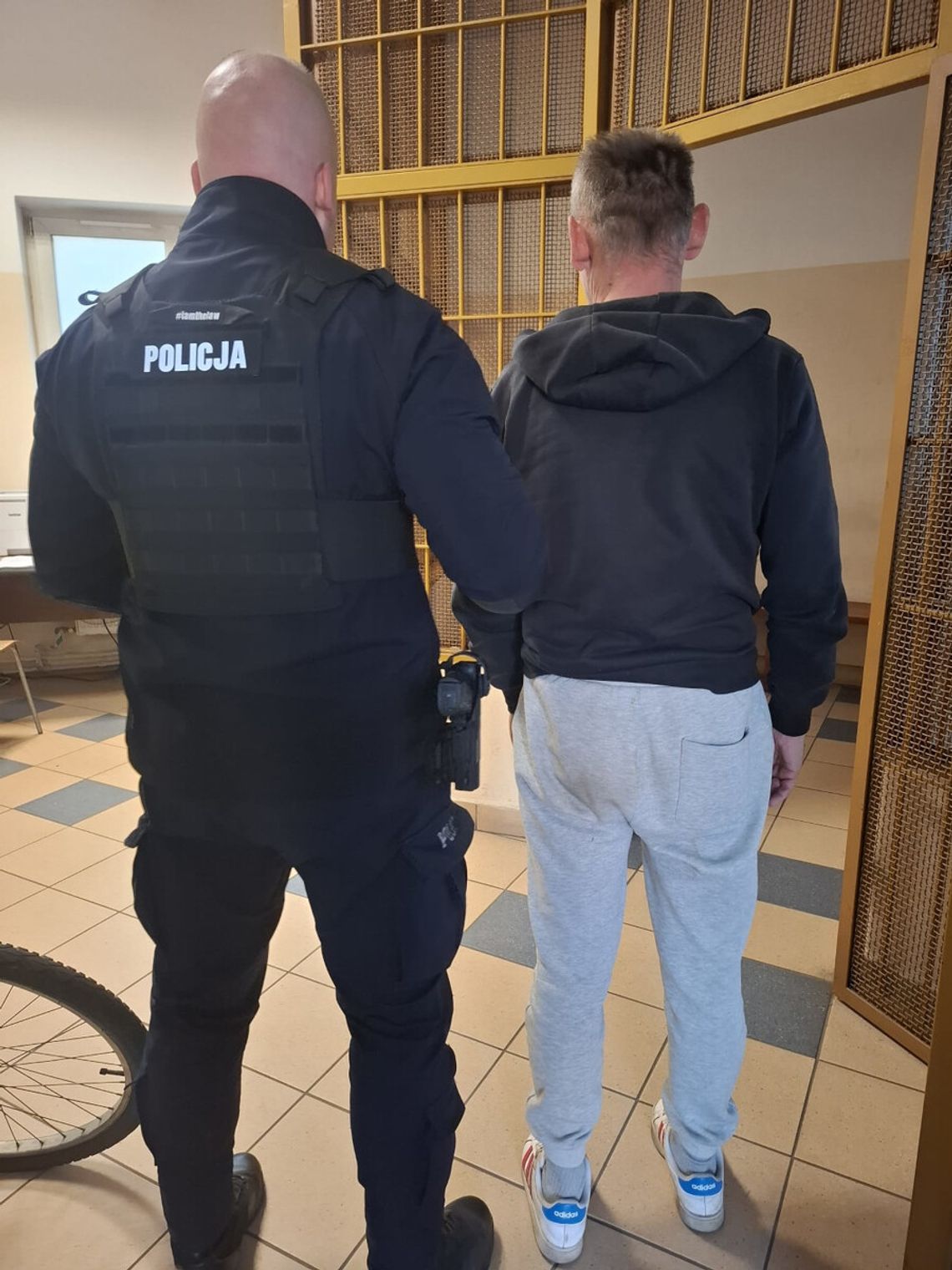 Oferował 3 tys. zł za odstąpienie od kontroli. Nietrzeźwy kierowca próbował przekupić policjantów Oferował 3 tys. zł za odstąpienie od kontroli. Nietrzeźwy kierowca próbował przekupić policjantów