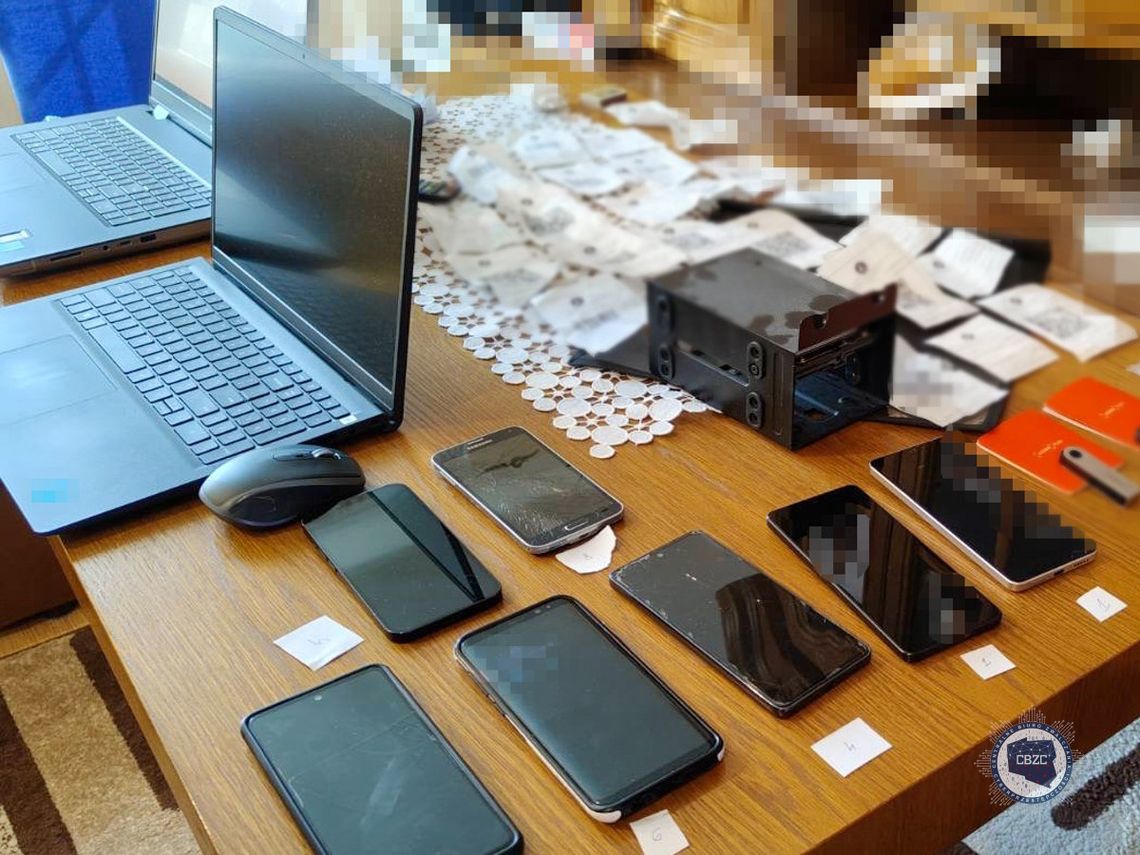 Oferował na sprzedaż nieważny bon wakacyjny. Oszukał 200 osób na ponad dwa miliony złotych