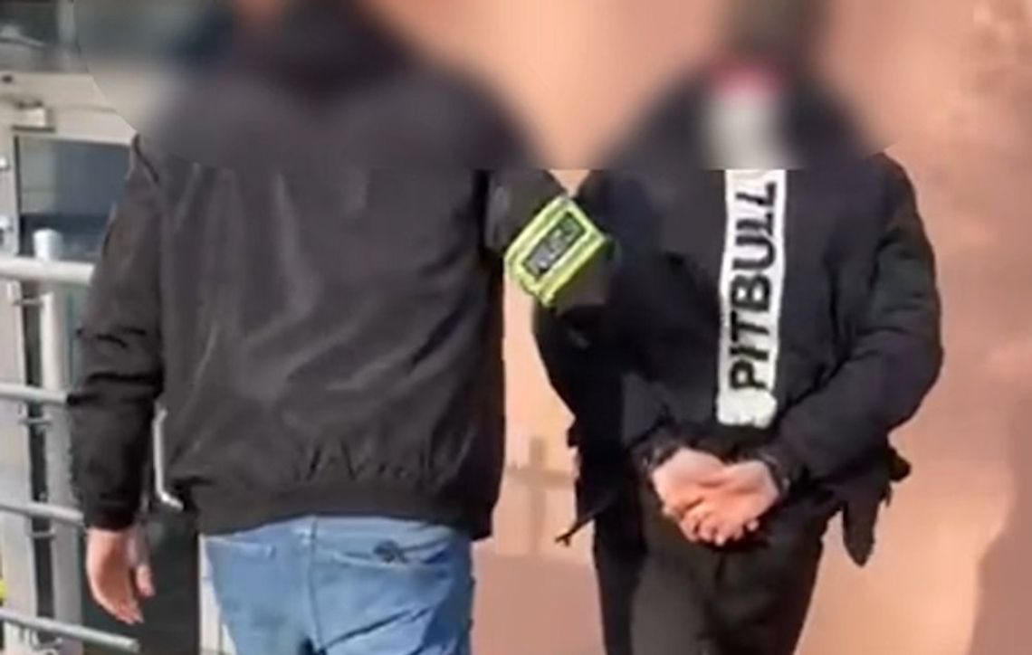 Ojciec i syn kradli paczki z busa. Gdy przyłapał ich kurier, 19-latek potraktował go gaśnicą Ojciec i syn kradli paczki z busa. Gdy przyłapał ich kurier, 19-latek potraktował go gaśnicą