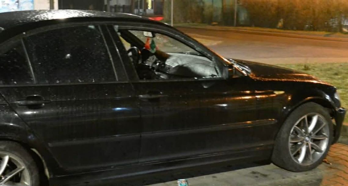 Ojciec i syn zaatakowali BMW z pięcioma osobami w środku. Wybili trzy szyby i uszkodzili karoserię