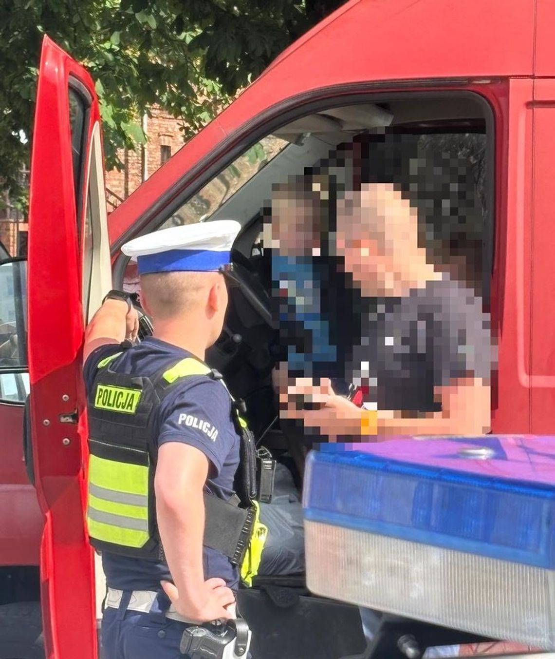 Ojciec narażał dzieci w busie. Dziewczynka siedziała na deskach, chłopiec podróżował na stojąco Ojciec narażał dzieci w busie. Dziewczynka siedziała na deskach, chłopiec podróżował na stojąco