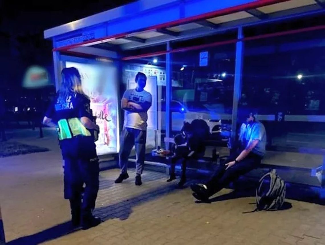 Ojciec pił wódkę na przystanku, obok przysypiała 5-letnia córka. Tłumaczył, że to "mała seteczka"