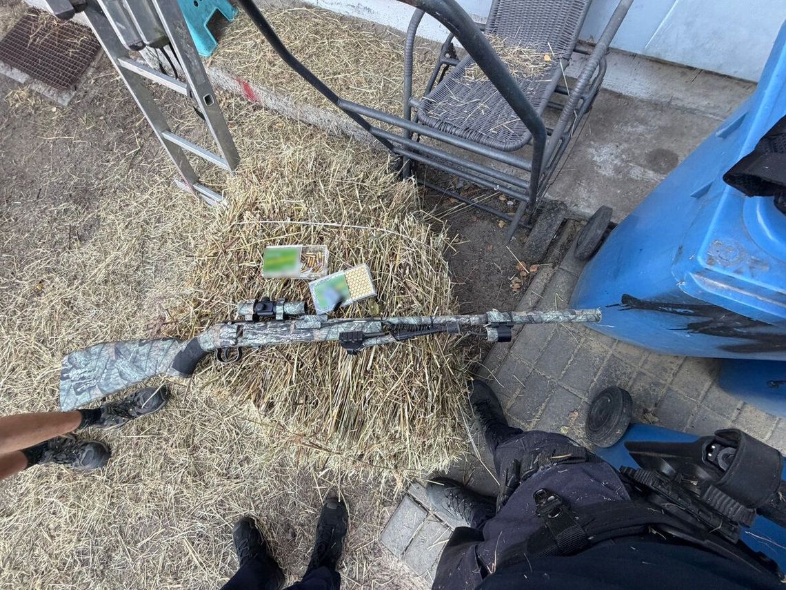 Ojciec powiedział policji, że synowie ukrywają narkotyki. Oni ujawnili, że ma nielegalną broń