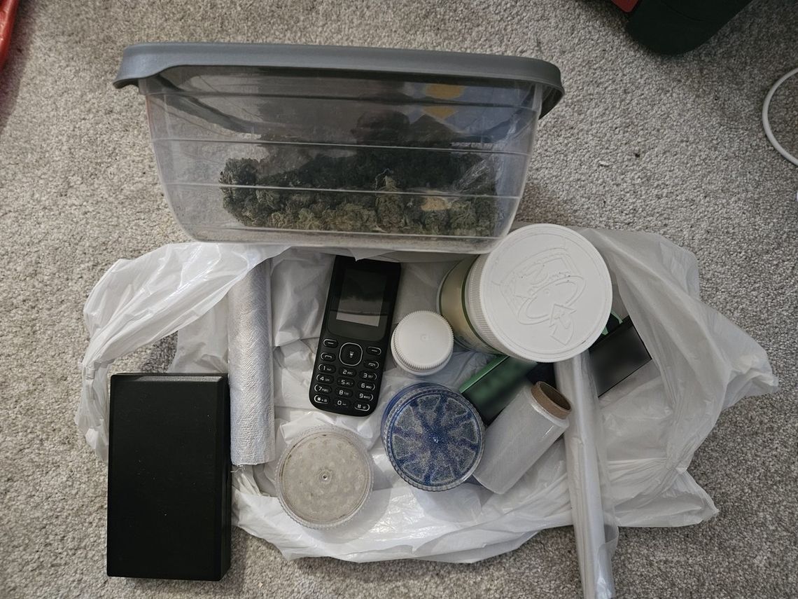 Ojciec wpuścił policję, gdy nie było go w domu. Nieświadomy 35-latek wszedł do mieszkania z reklamówką marihuany