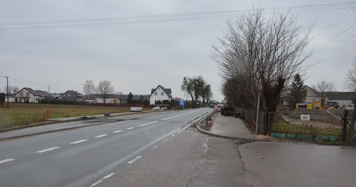 Ojciec zgłosił zaginięcie dziecka, po kilku minutach znalazł konającego syna na poboczu drogi. Jest apel policji