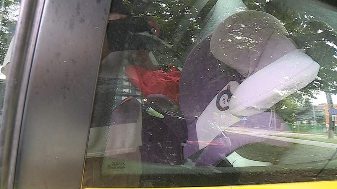 Ojciec zostawił niemowlę w rozgrzanym aucie, wrócił godzinę później. Dziecko uratowała przechodzą obok kobieta Ojciec zostawił niemowlę w rozgrzanym aucie, wrócił godzinę później. Dziecko uratowała przechodzą obok kobieta