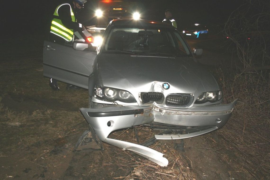 Okłamał rodziców, że zdał prawko. Ucieczkę przed policją zakończył na boku