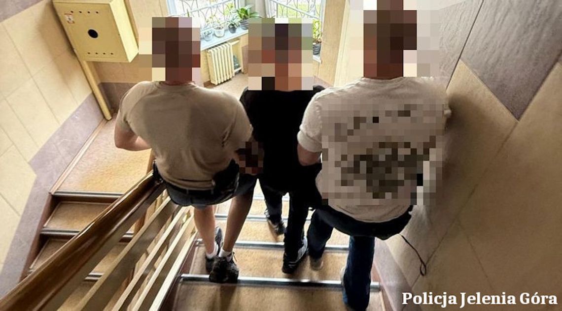 Okradał groby na cmentarzu. 37-letni mężczyzna zatrzymany, grozi mu do 8 lat więzienia