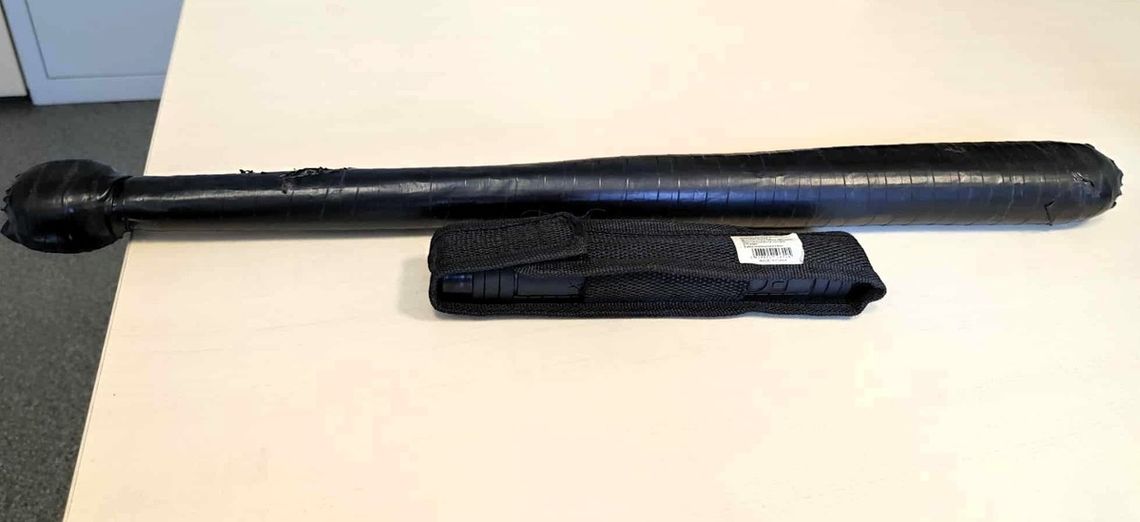 Okradał pokoje hotelowe, w aucie miał narkotyki, pałkę teleskopową i kij. Wpadł, bo zgłosił pobicie