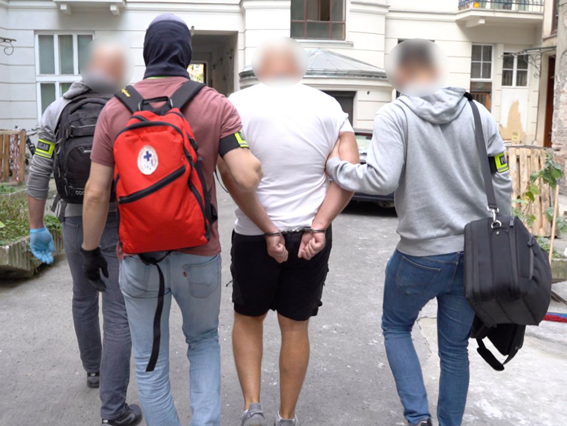 Okradali luksusowe domy pod Warszawą. Uderzenie w grupę włamywaczy. Wideo z akcji policji