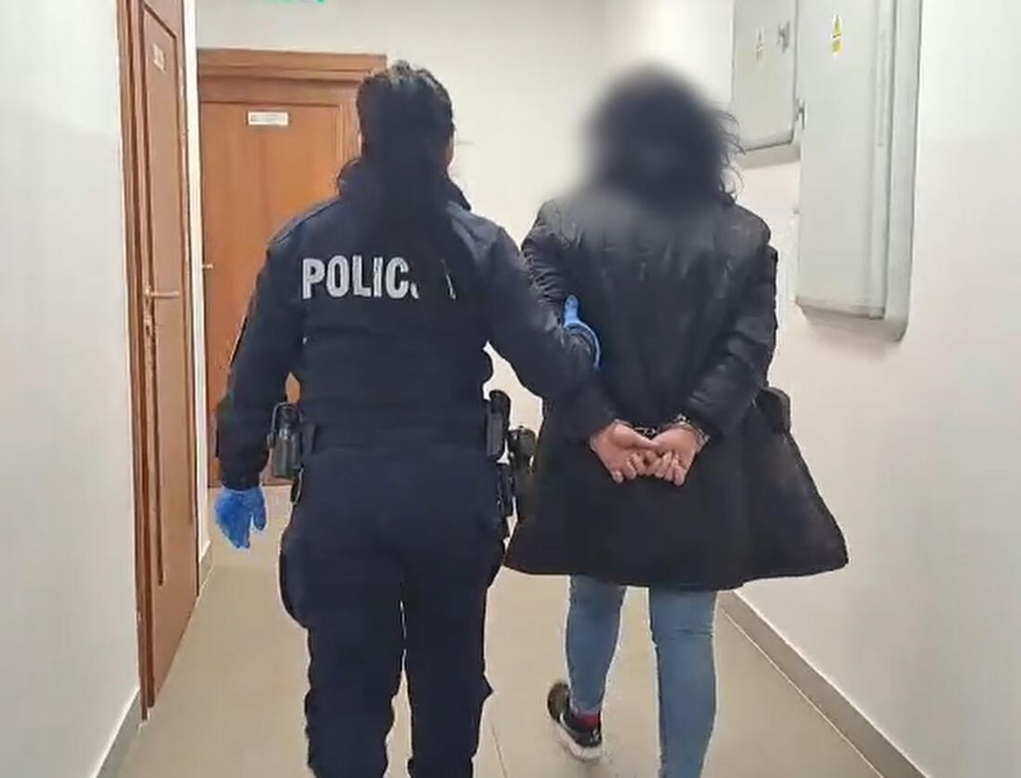 Okradła mieszkanie, a potem próbowała złapać stopa. Trafiła na policjantkę po służbie