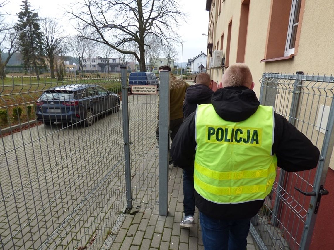 Okrutnie znęcali się nad młodszym kolegą. Gdy zagrozili śmiercią, podał im swoje hasła