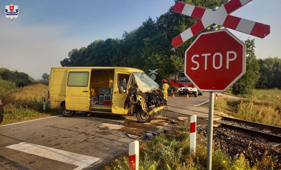 Olał stop i wjechał pewniakiem na przejazd, bo wydawało mu się, że zna rozkład. Bardzo się pomylił. Bus wjechał prosto w pociąg