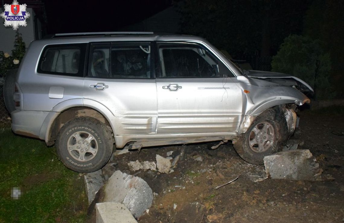 Ominął sarnę, ale uderzył w betonowy przepust. Ranny kierowca i jego pasażer