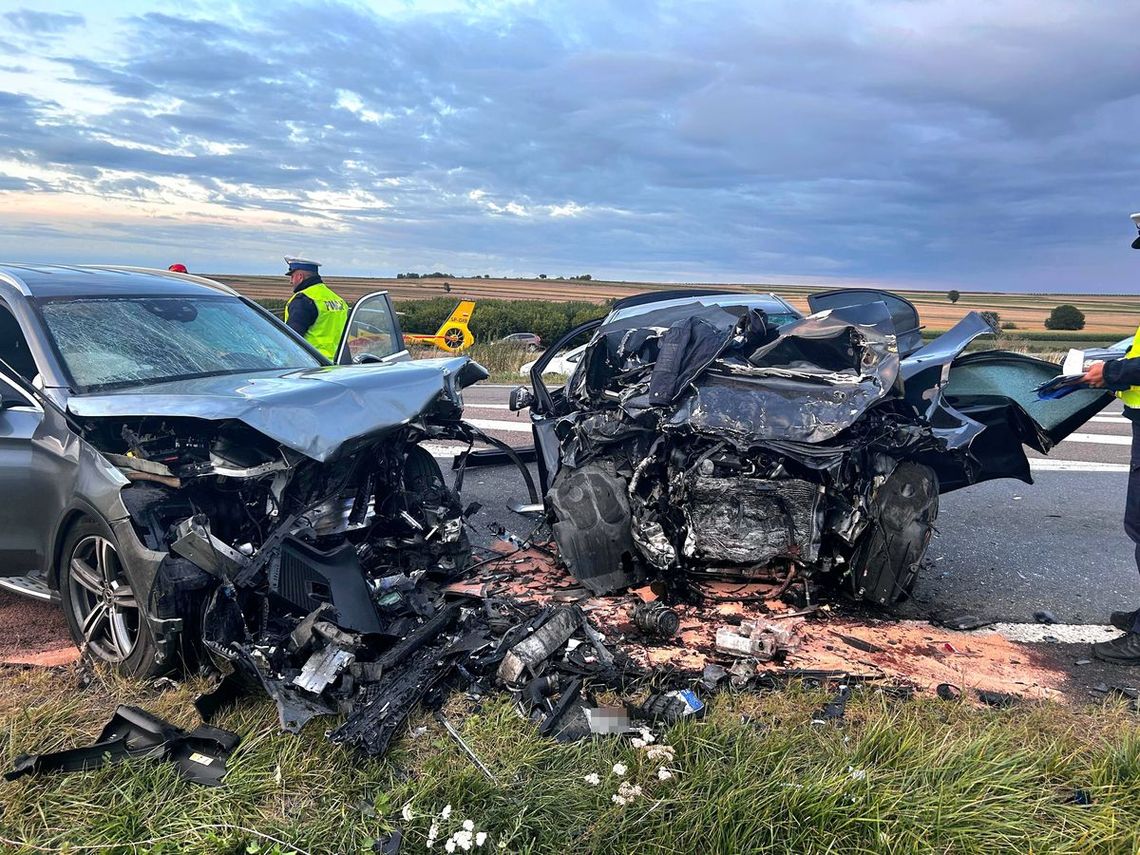 Ominął wysepkę z lewej strony i zjechał na czołówkę. Zginęła kobieta, 20-latek jest ciężko ranny Ominął wysepkę z lewej strony i zjechał na czołówkę. Zginęła kobieta, 20-latek jest ciężko ranny