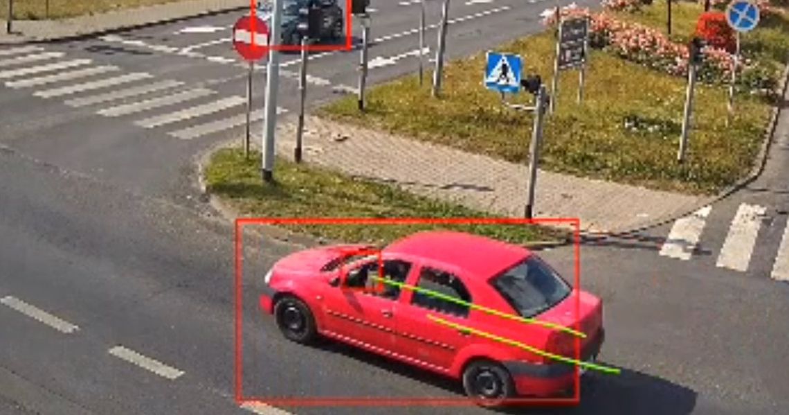 On leżał na fotelu kierowcy, ona siedziała na nim. Pijana para jechała tak przez miasto [WIDEO]