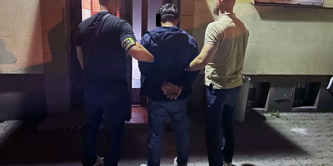 Onanizował się na przystanku. Po publikacji nagrania policjanci go namierzyli Onanizował się na przystanku. Po publikacji nagrania policjanci go namierzyli