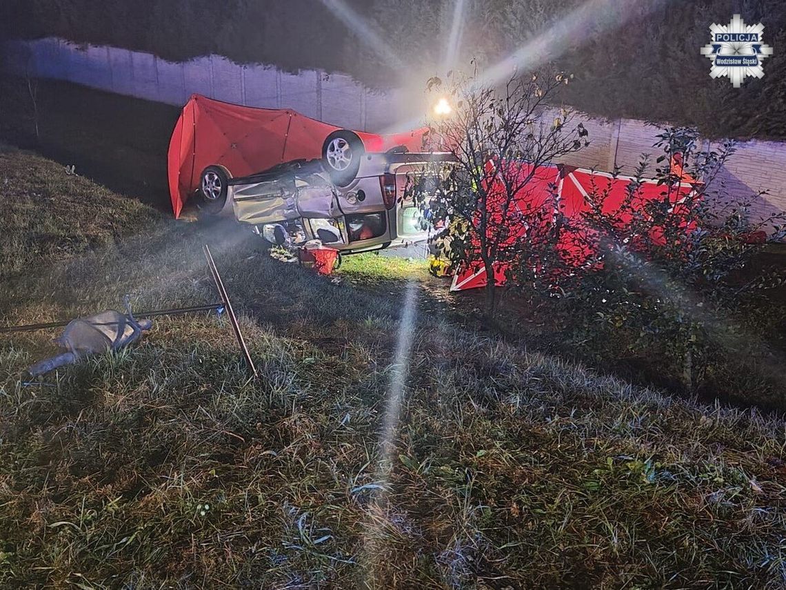 Opel dachował po zderzeniu z toyotą. Nie żyje 22-letnia pasażerka Opel dachował po zderzeniu z toyotą. Nie żyje 22-letnia pasażerka