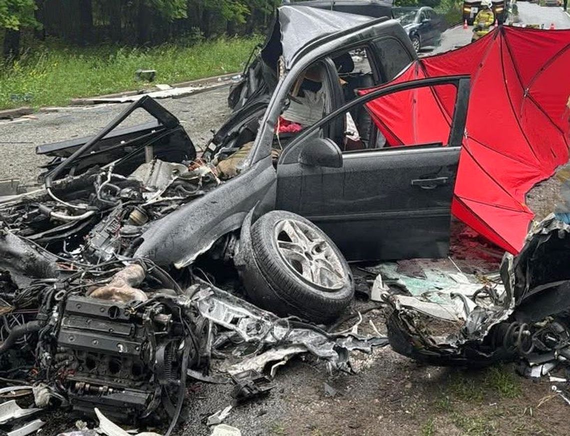 Opel doszczętnie zmiażdżony po czołówce z ciężarówką. Kierowca osobówki zginął na miejscu