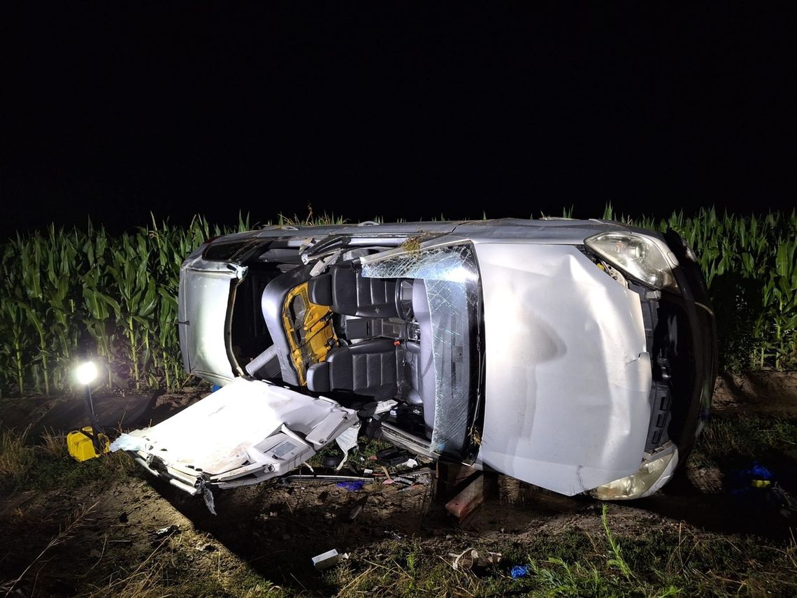 Opel kilka razy dachował w polu. Kierowca uciekł przez rozbitą szybę pozostawiając ranną pasażerkę