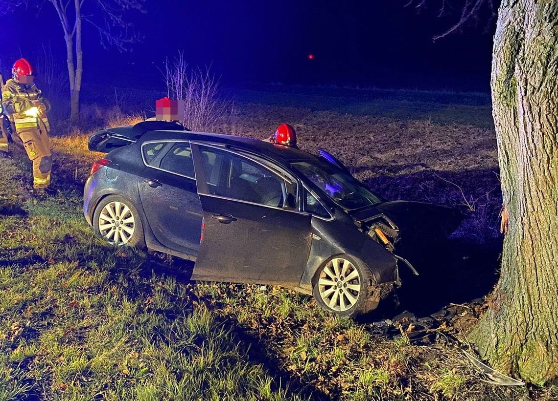 Opel nagle zjechał z drogi i uderzył w drzewo. 31-letnia kierująca i 19-letnia pasażerka ranne w szpitalu Opel nagle zjechał z drogi i uderzył w drzewo. 31-letnia kierująca i 19-letnia pasażerka ranne w szpitalu
