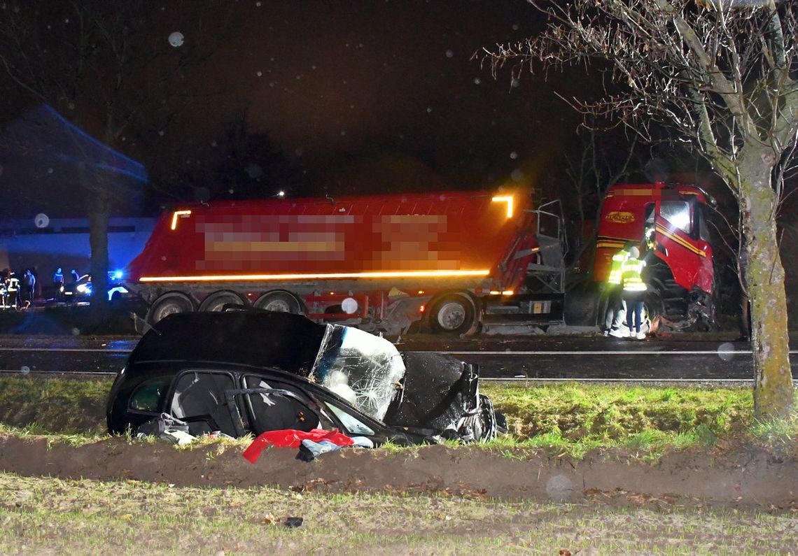 Opel nie ustąpił pierwszeństwa ciężarówce. Zginęła kierująca oplem, dwoje pasażerów zostało rannych Opel nie ustąpił pierwszeństwa ciężarówce. Zginęła kierująca oplem, dwoje pasażerów zostało rannych