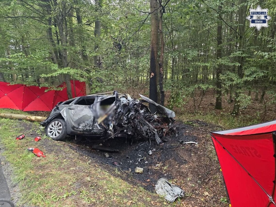 Opel uderzył w betonowy przepust i stanął w płomieniach. 41-latek zginął na miejscu Opel uderzył w betonowy przepust i stanął w płomieniach. 41-latek zginął na miejscu