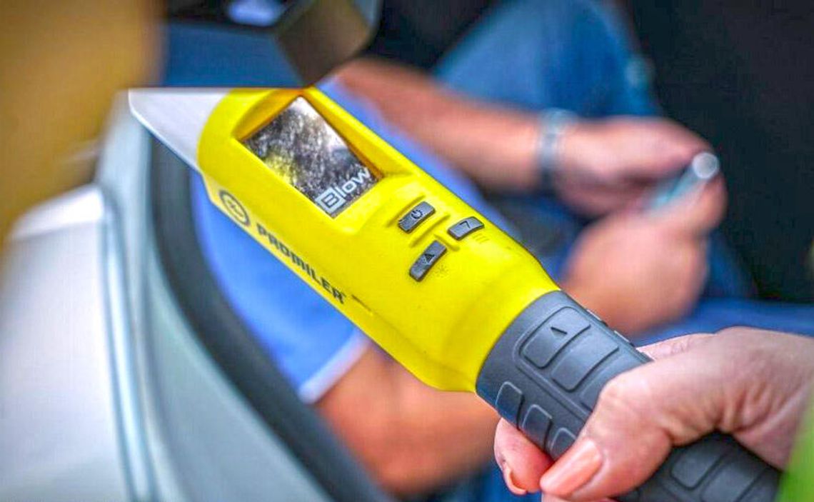 Opel wjechał na posesję i ugrzązł. Za kierownicą ciężarna 40-latka pod wpływem alkoholu