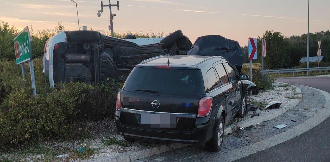 Opel wjechał na rondzie w kię, która przewróciła się na bok. Dwie osoby zabrane do szpitala