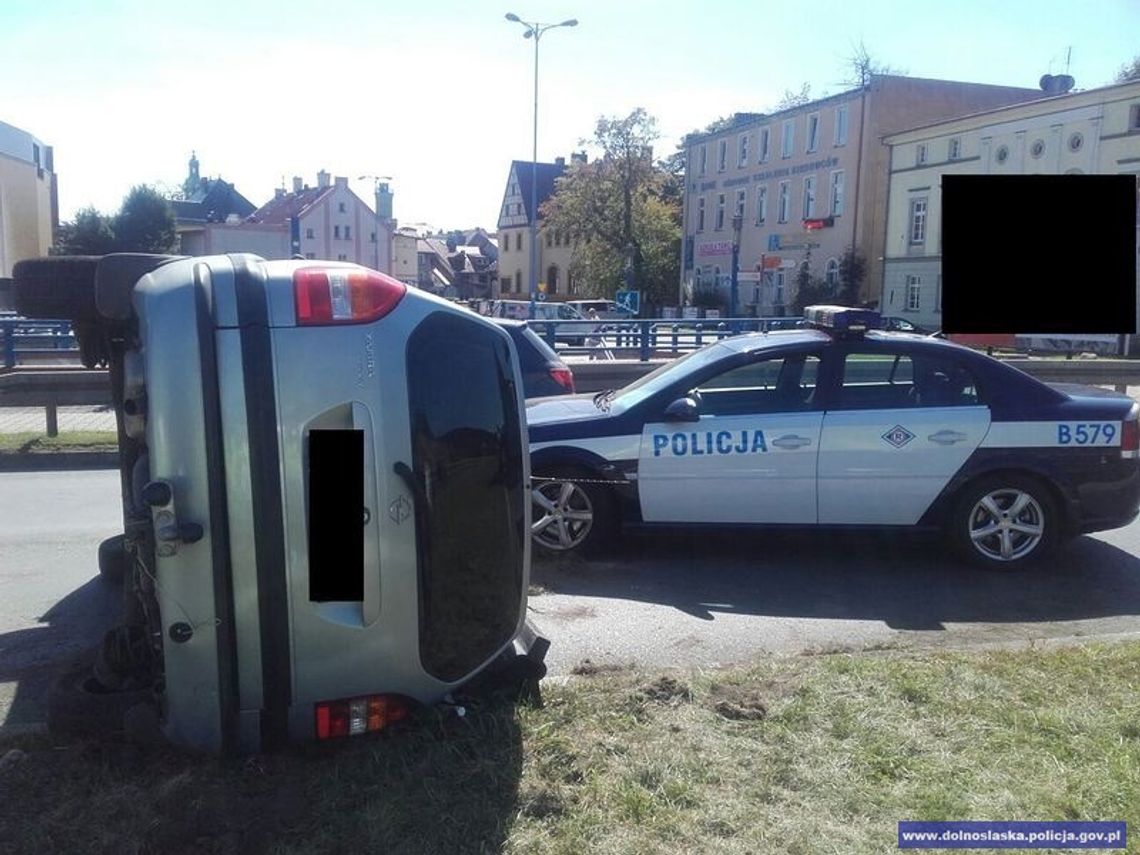 Opel wjechał pod prąd i uderzył w radiowóz. Kierowca był naćpany? WIDEO