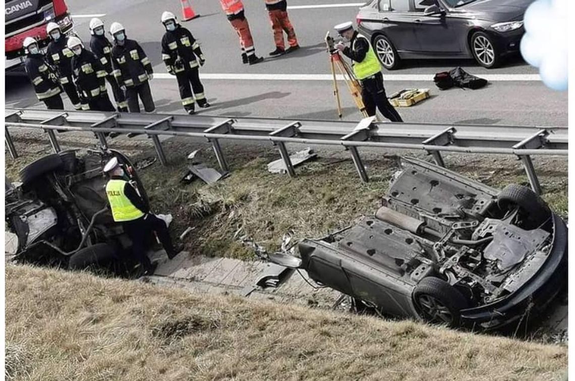 Opel wypadł z autostrady i rozpadł się na dwie części. Policja szukała kierowcy [ZDJĘCIA]