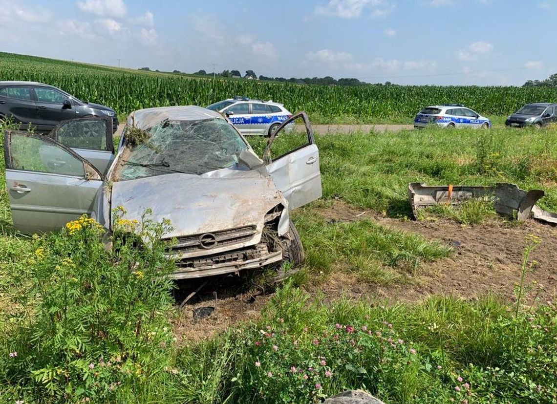 Opel wypadł z autostrady, w rozbitym aucie dokumenty zaginionego 29-latka. Znaleźli go półprzytomnego w polu